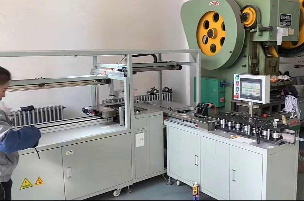Taglio automatico e piegatura del filtro dell'aria